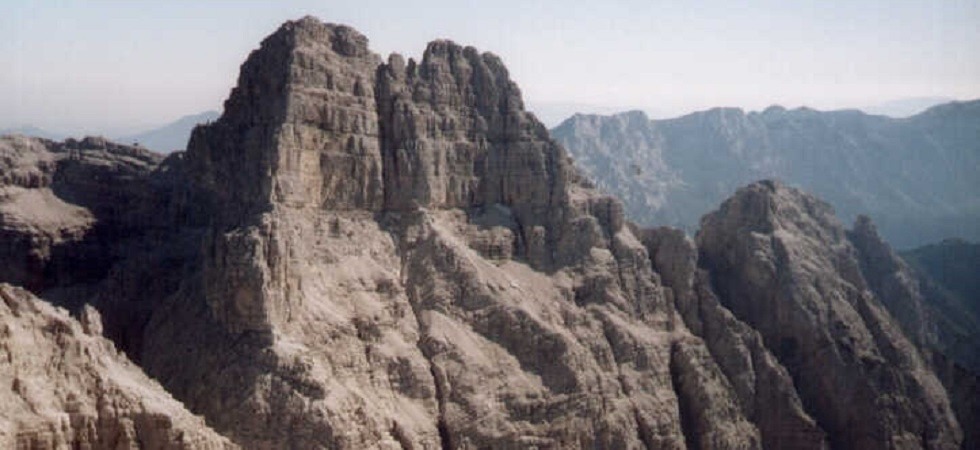 Una cordata di cinque persone investita da una scarica di sassi, intervengono Soccorso alpino e elicottero